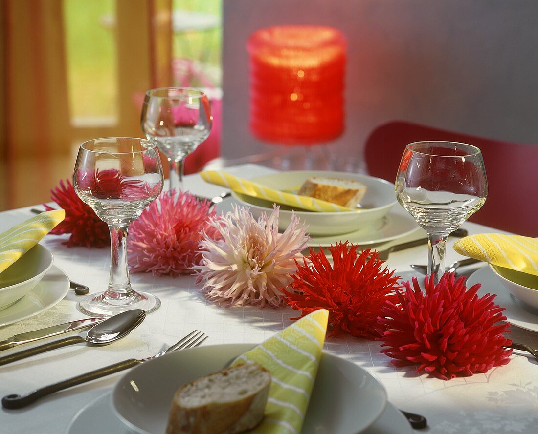 Gedeckter Tisch mit Dahlienblüten