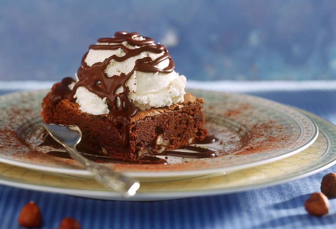 Schokoladen-Nuss-Kuchen mit einer Kugel Eis