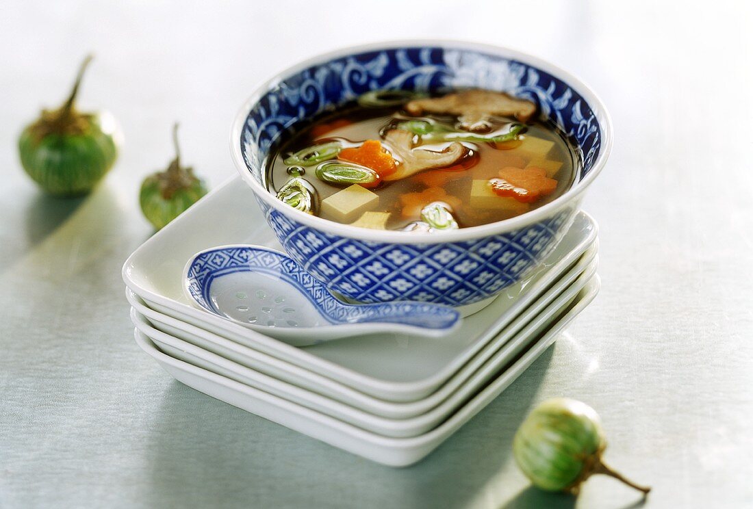 Asiatische Bouillon mit Gemüse, asiatisches Gedeck