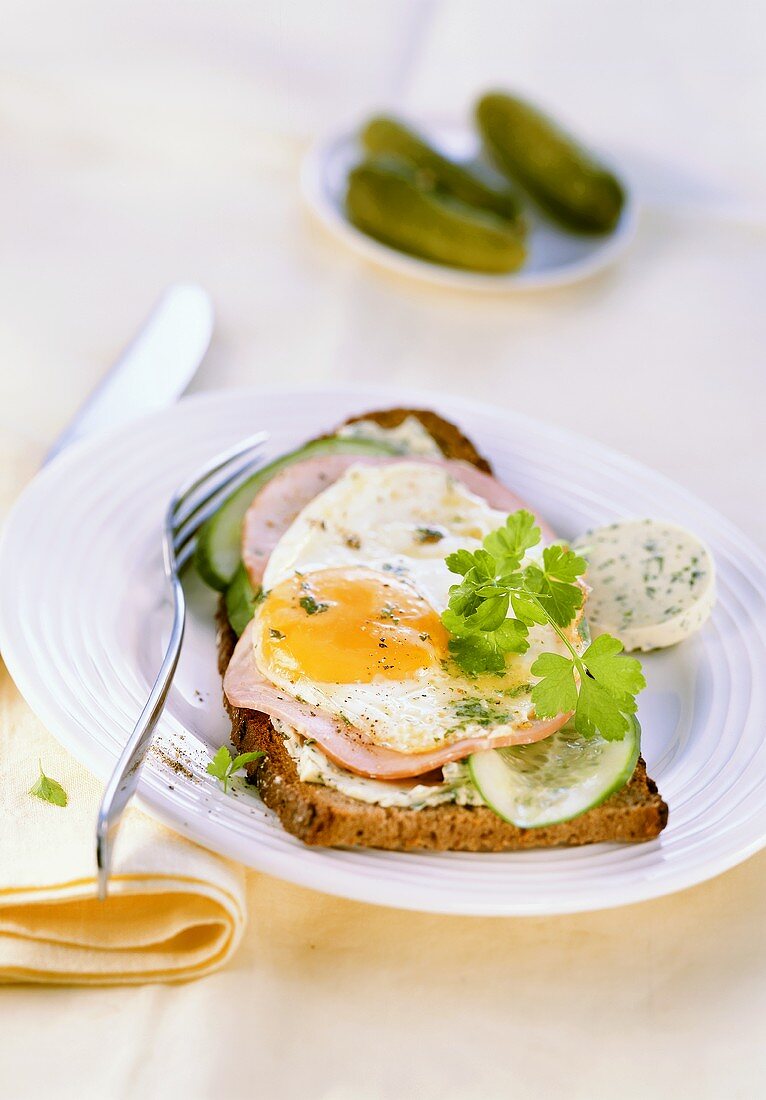 Strammer Max - Kräuterbutterbrot mit Schinken,Gurke,Spiegelei