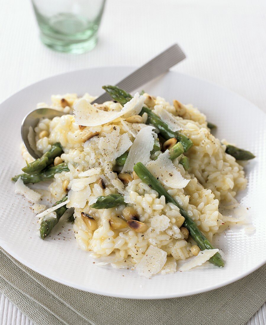 Risotto mit grünem Spargel, Parmesan und Pinienkernen