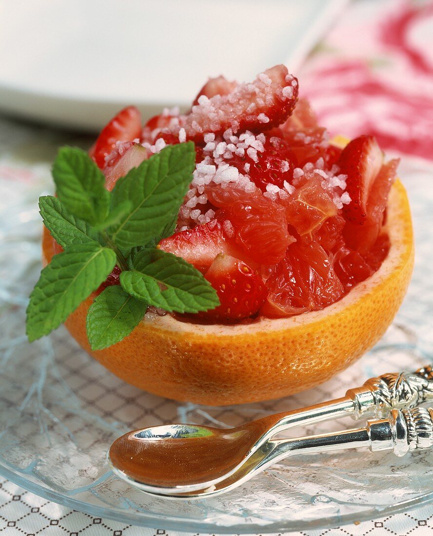 Erdbeer-Grapefruit-Salat, serviert in ausgeöhlter Grapefruit