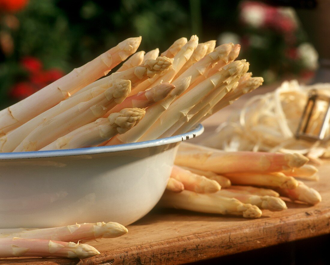 White asparagus spears in a dish on wooden table