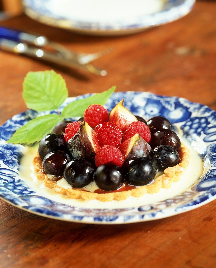 Tartlet with fruit and custard