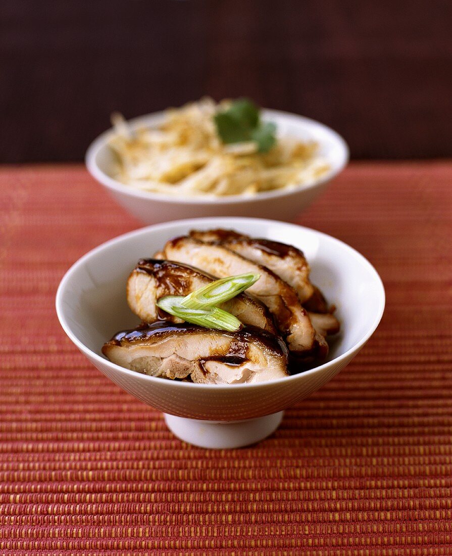 Teriyaki Hähnchen; dahinter Sprossen