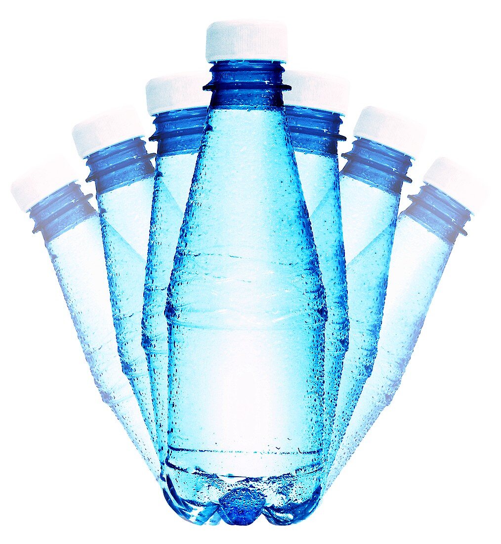 Sieben Flaschen Mineralwasser