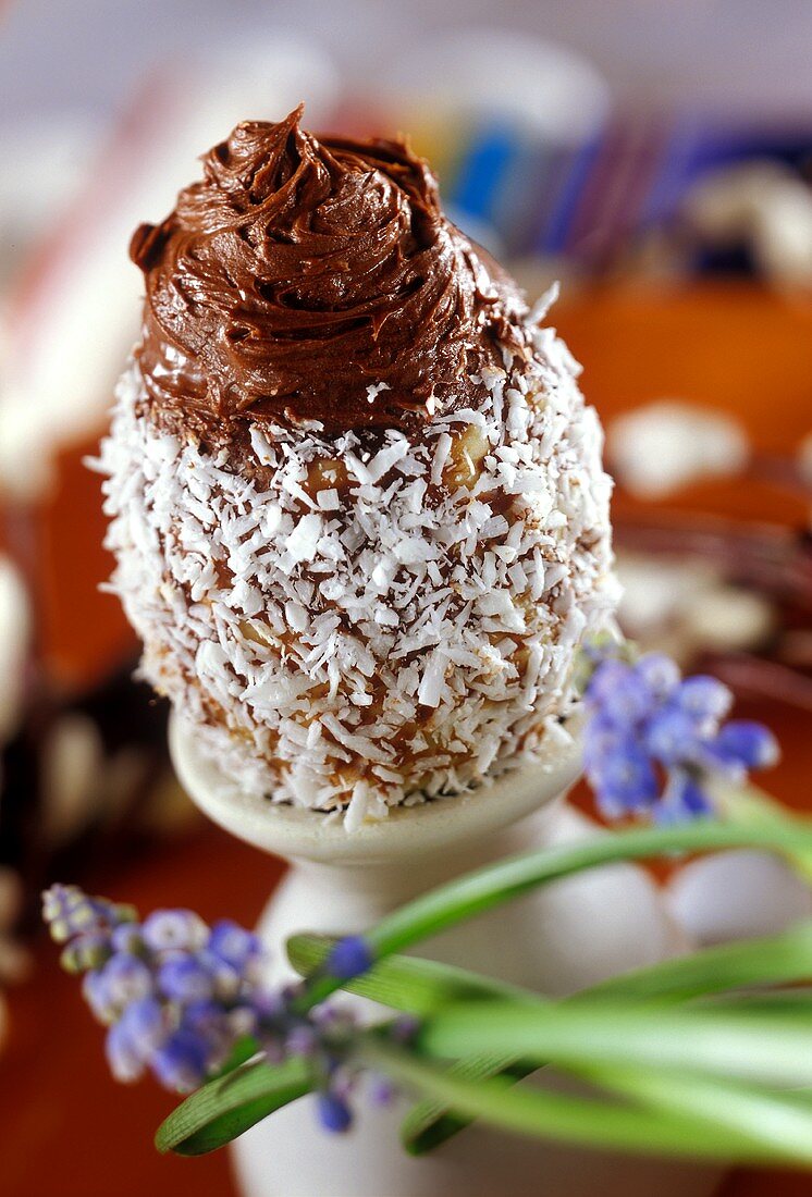 Schokoladenmousse mit Kokosraspeln in Eierform
