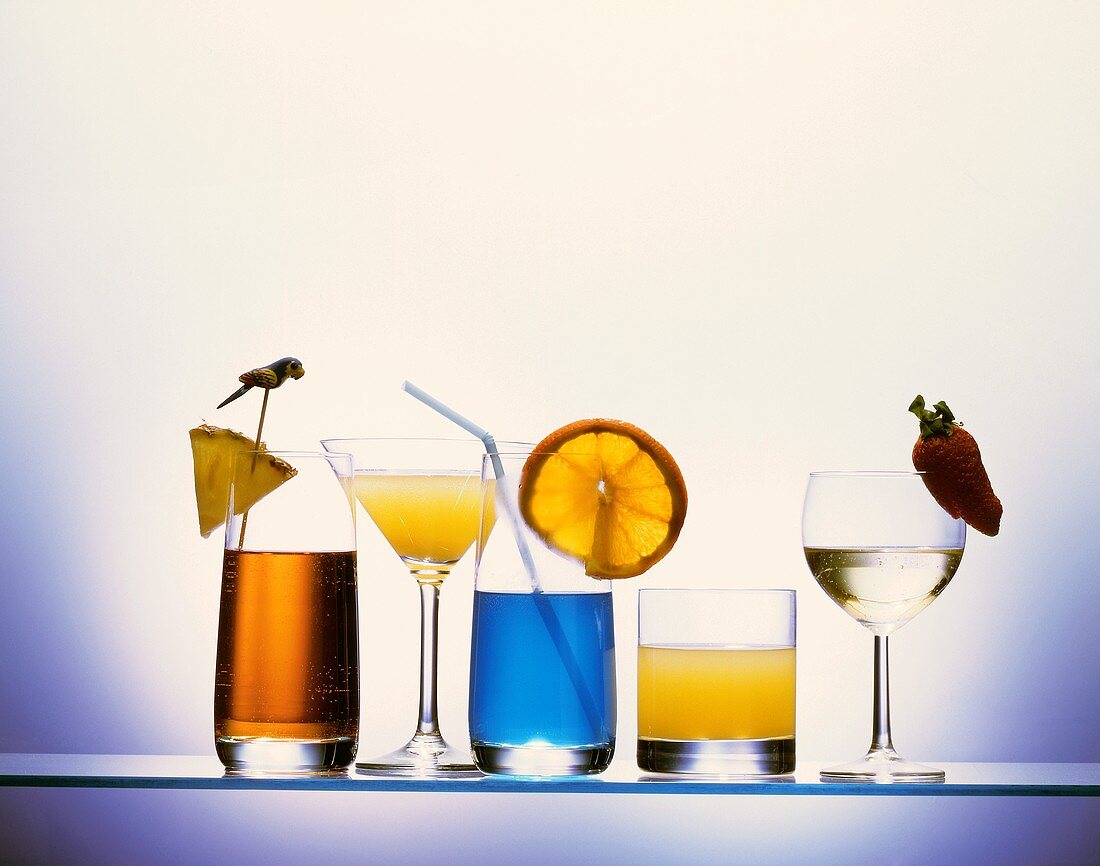 Fünf verschiedene Cocktails