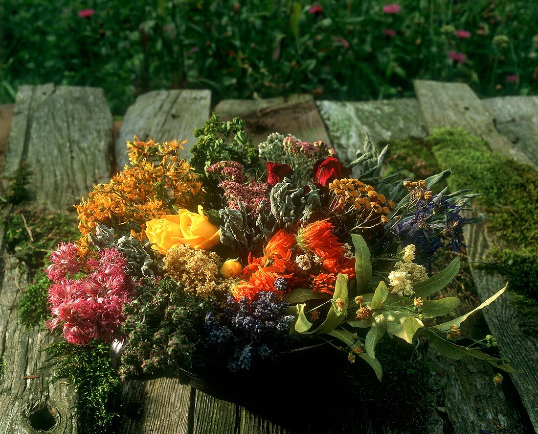 Gesteck aus getrockneten Kräutern und Blumen