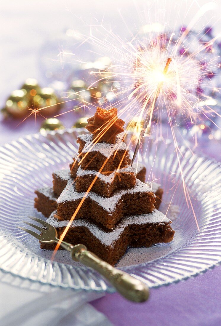 Tannenbaumförmiger Schoko-Nuss-Kuchen aus Sternformen