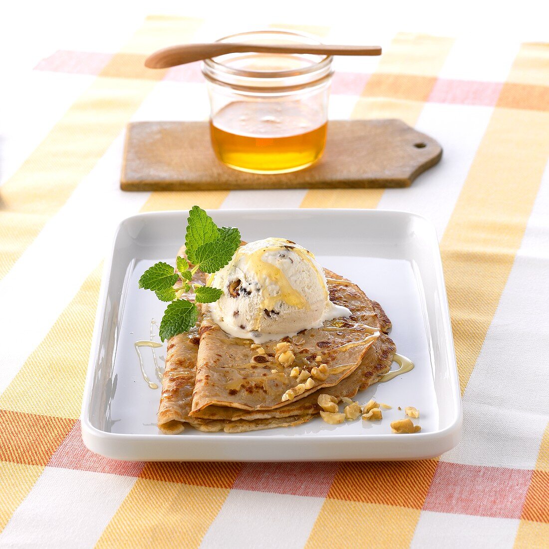 Crêpes mit Walnüssen und Walnusseis