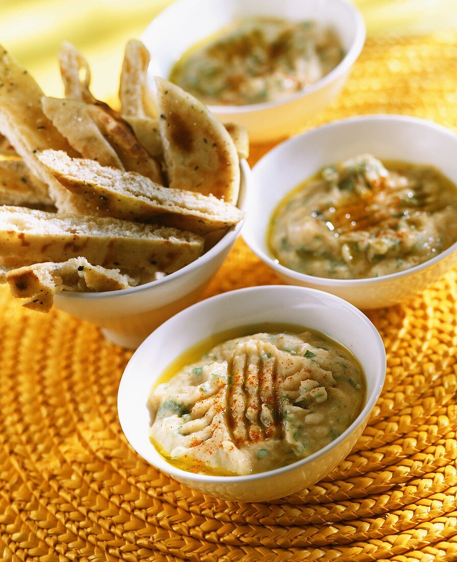 Orientalischer Sesamdip mit Fladenbrot