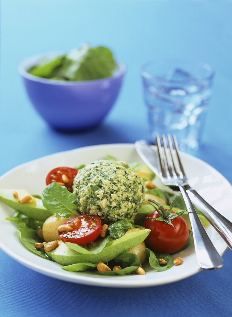 Hähnchen-Kräuter-Hackbällchen auf Avocadosalat