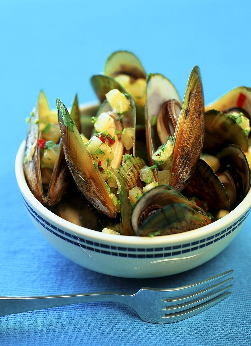 Steamed mussels with pineapple salsa