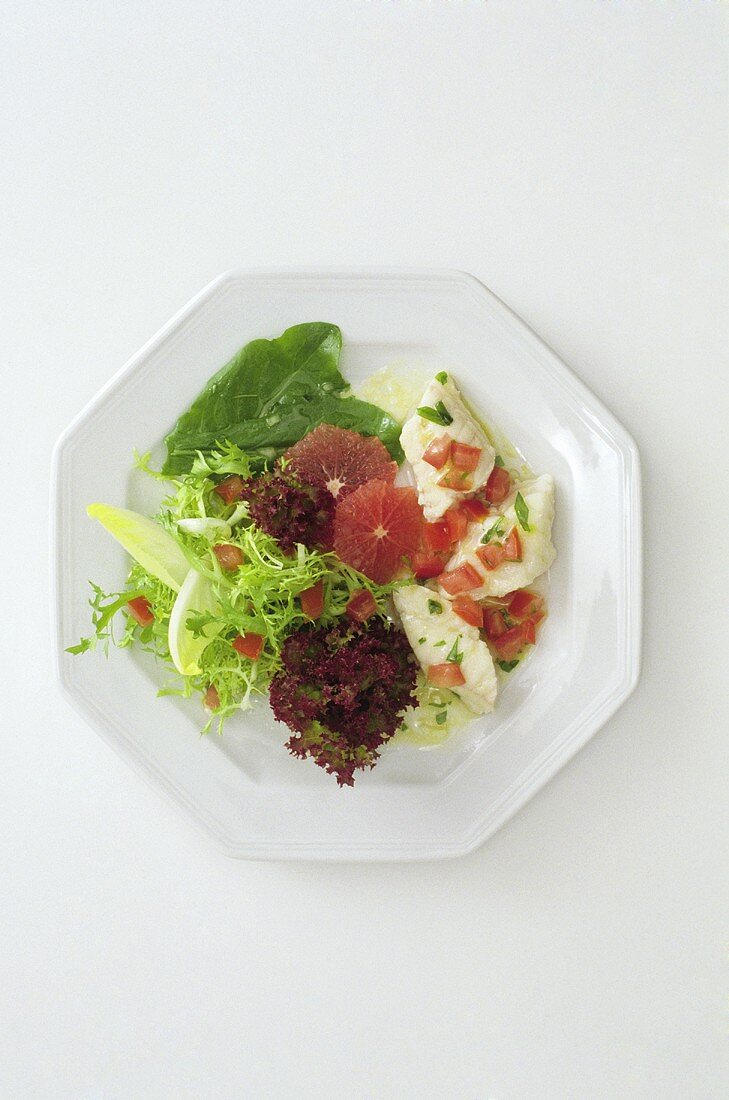 Blattsalat mit gedünstetem Fisch und Grapefruit