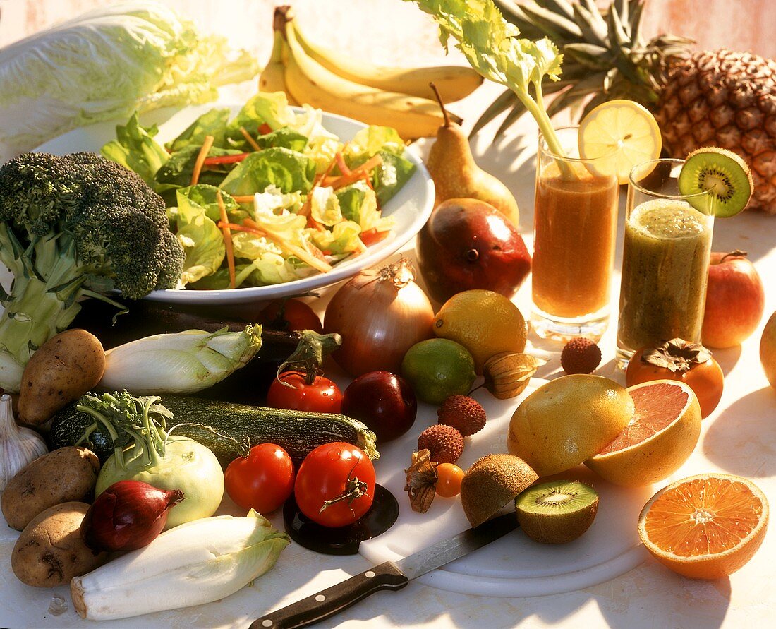 Früchte, Gemüse und Säfte für vitaminreiche Ernährung