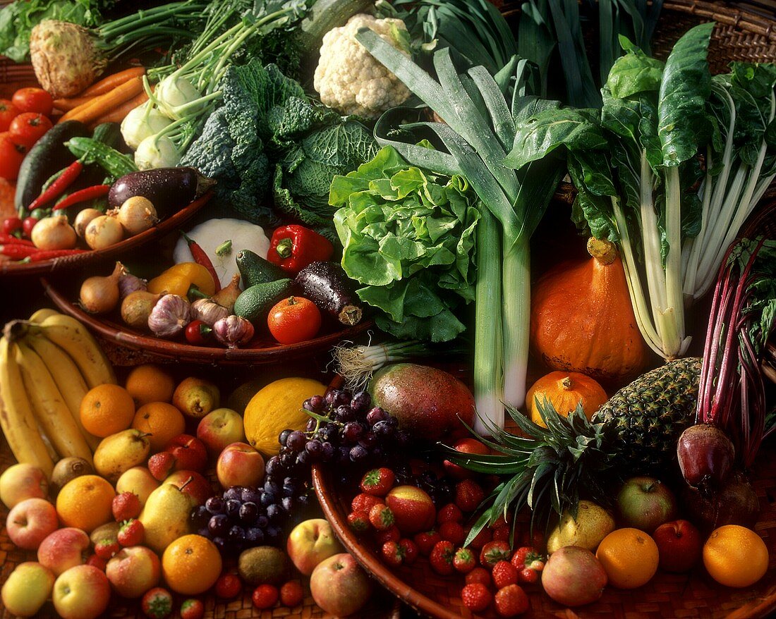 Früchte und Gemüse in Körben