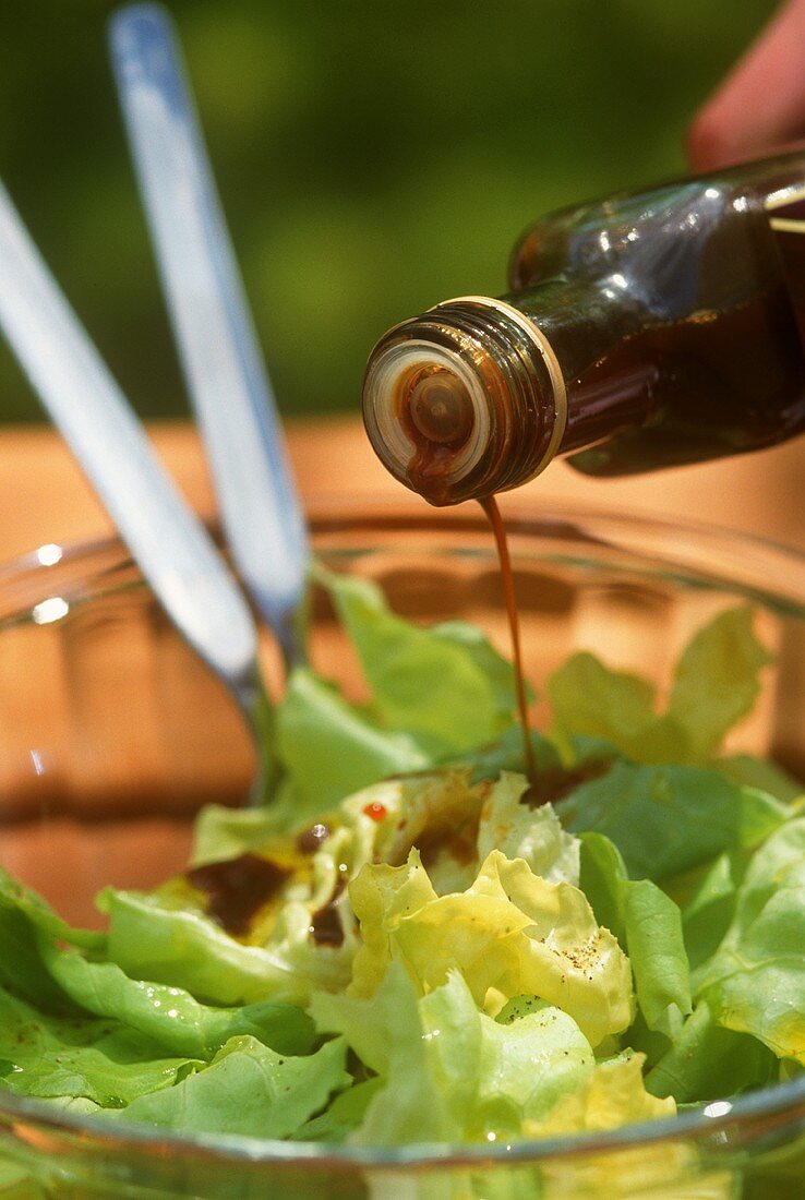 Dressing lettuce with balsamic vinegar