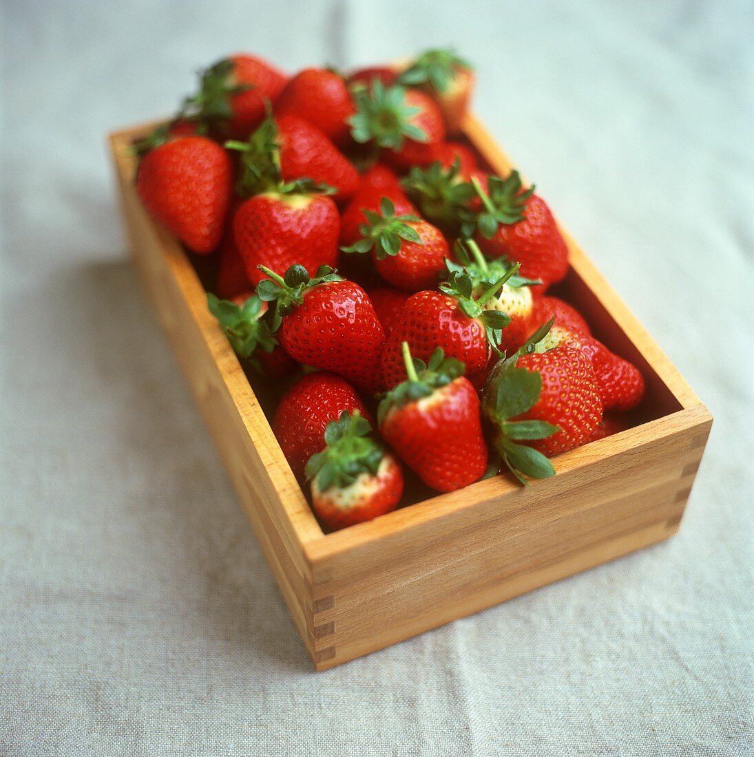 Frische Erdbeeren im Holzkästchen