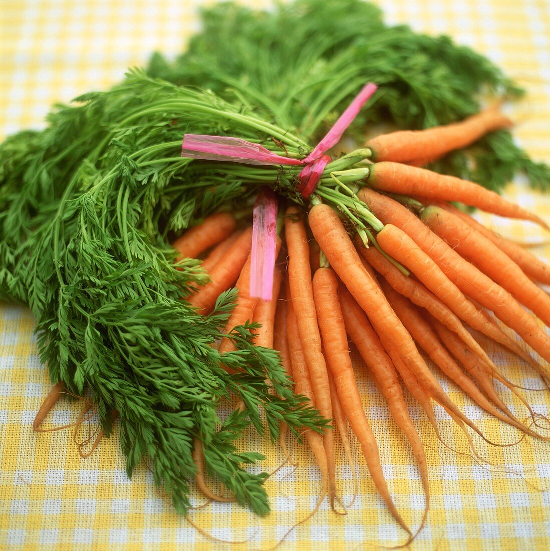 Karotten mit Grün