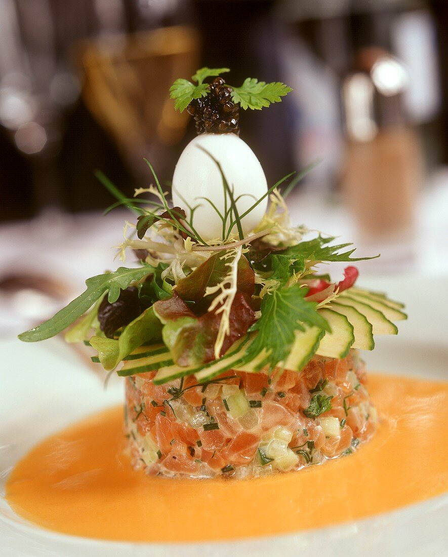 Lachstartar mit Salatkrone und gekochtem Ei