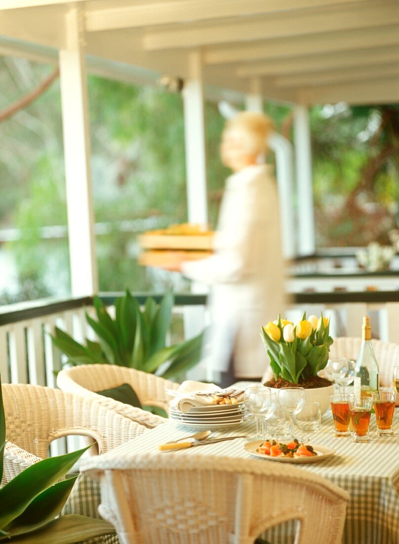 Gedeckter Tisch zum Frühlingslunch in Terrassenlokal