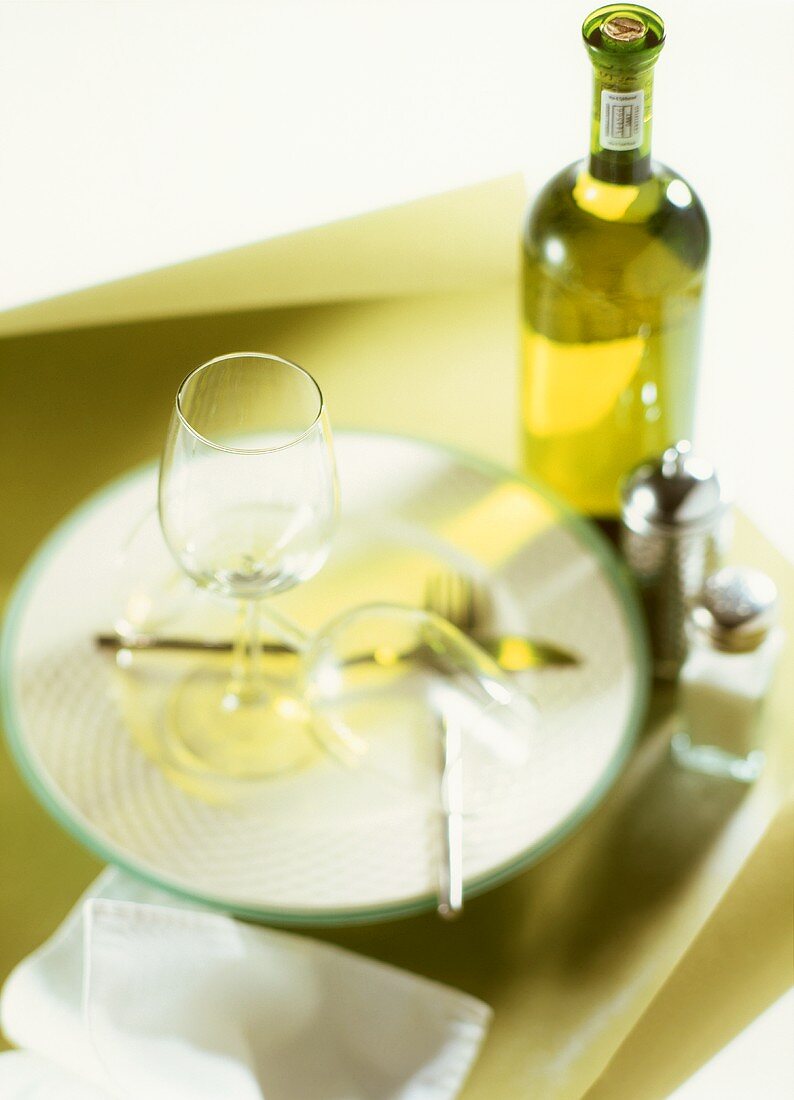 Tischgedeck mit Weingläsern und Weißwein