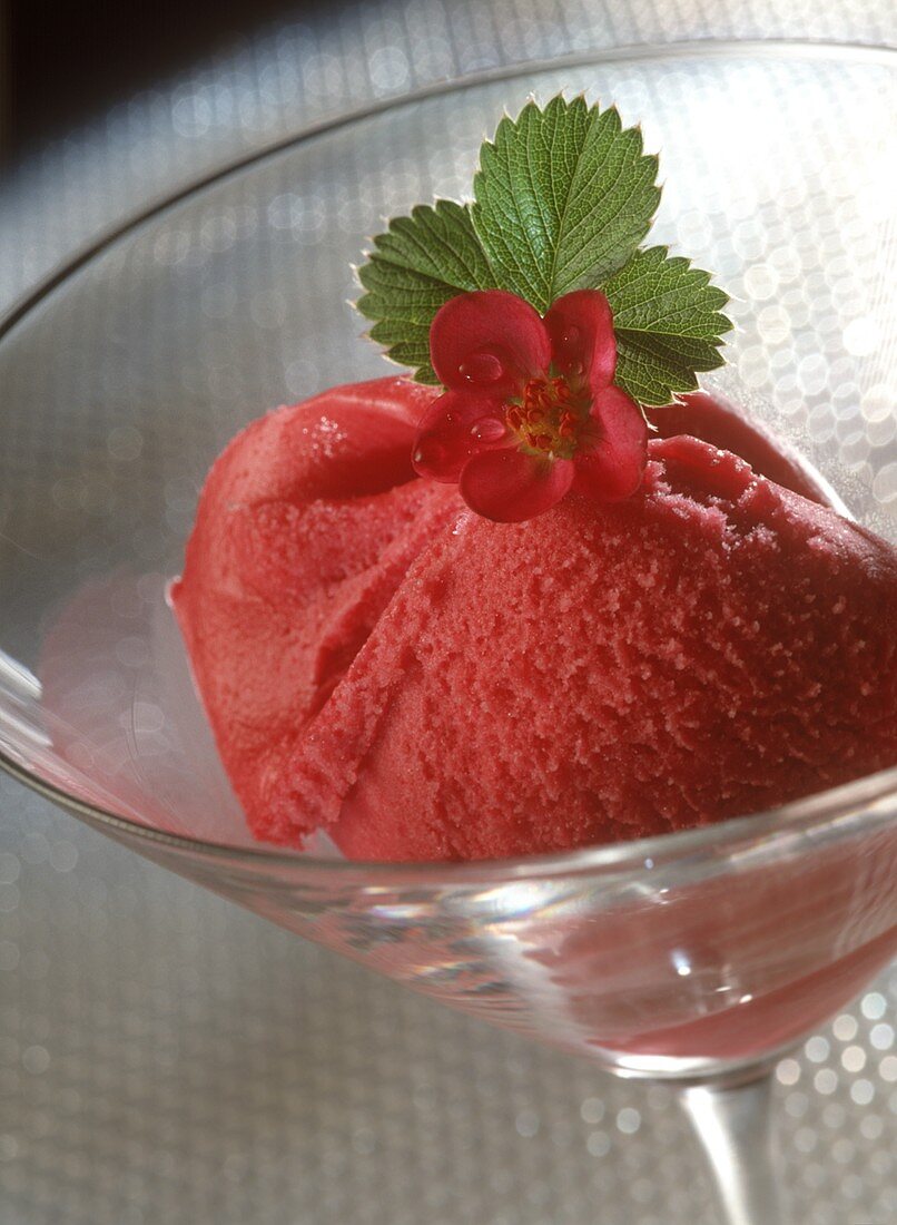 Erdbeersorbet im Dessertglas