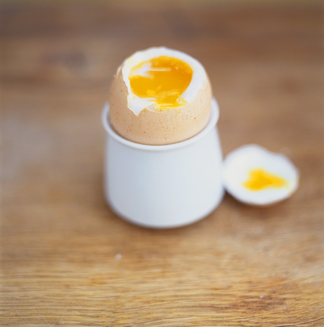 Weich gekochtes Ei im Eierbecher