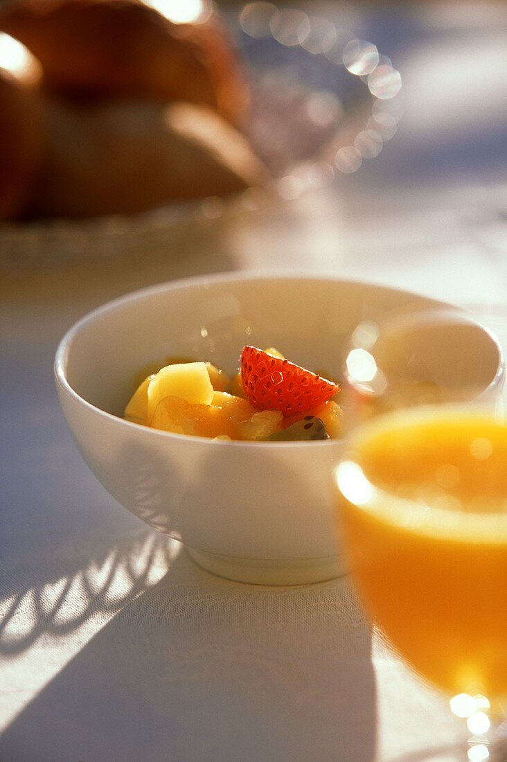 Frühstück mit Orangensaft, Früchten und Gebäck