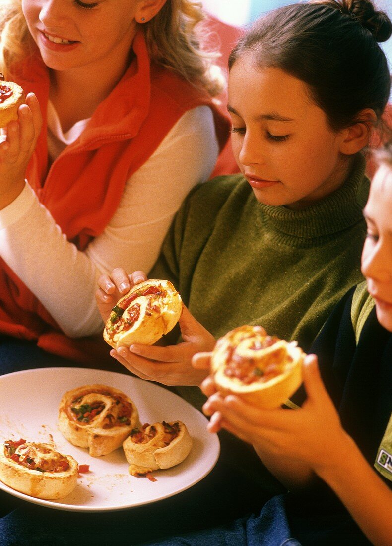 Mädchen essen Omelettrolle