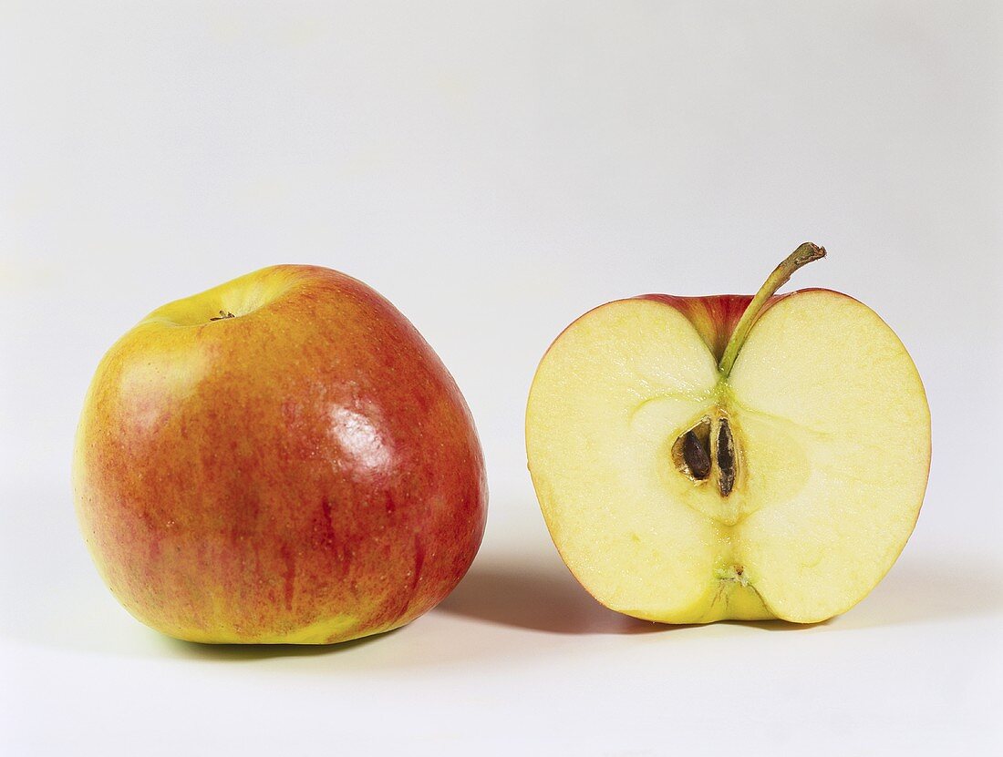 Ein ganzer und ein halber Apfel der Sorte Jonagold