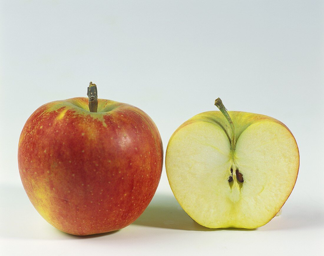 Ein ganzer und ein halber Apfel der Sorte Elstar