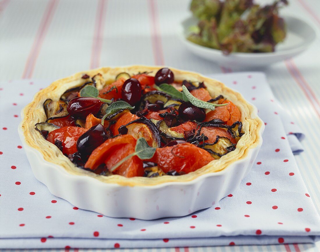 Blätterteig-Tarte mit Tomaten und Oliven