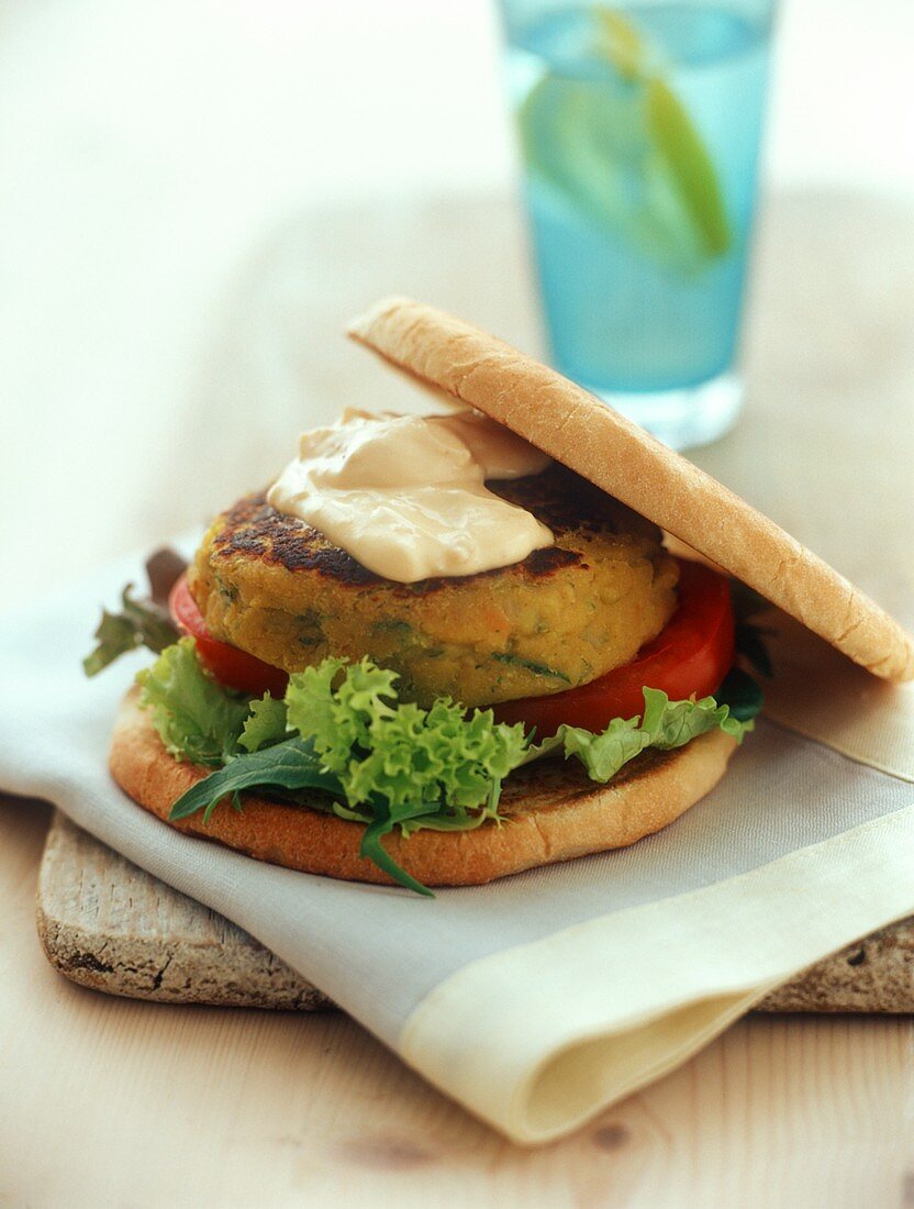 Soja-Burger mit Salat und Kichererbsencreme (Hummus)