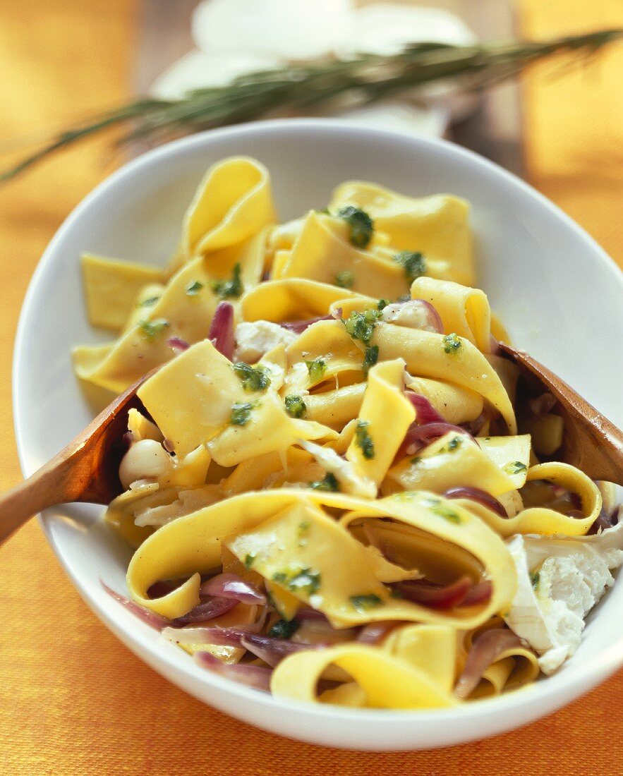 Pappardelle mit roten Zwiebeln