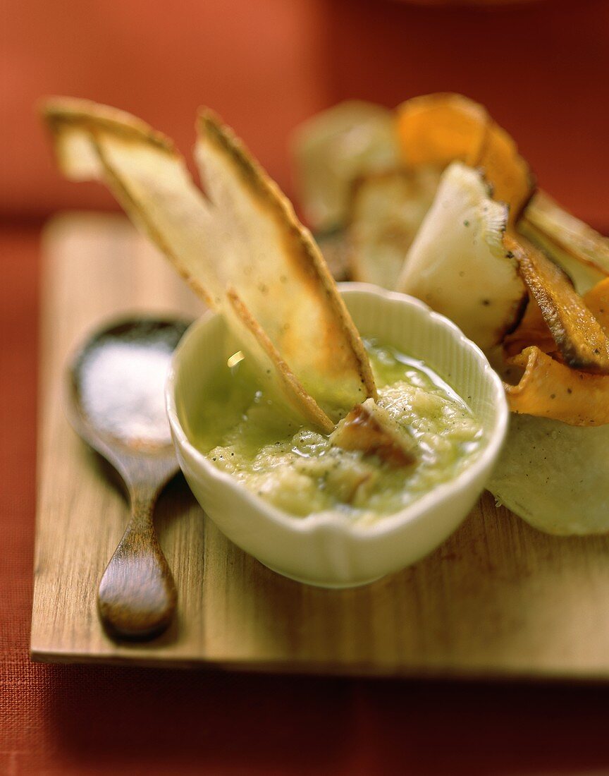 Vegetable crisps with garlic dip