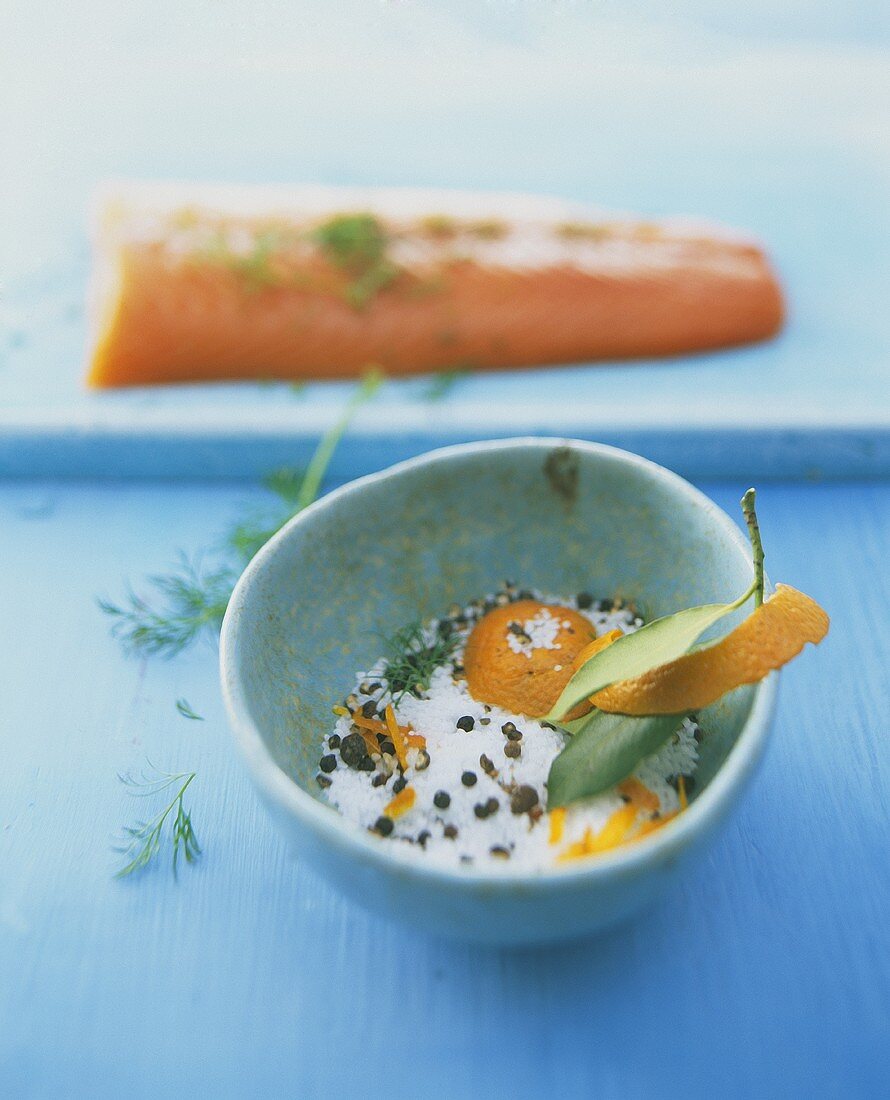 Schälchen mit Salz und Gewürzen vor einer Seite Graved Lachs