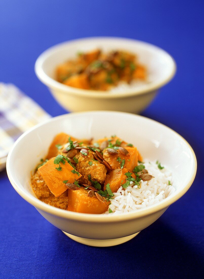 Hähnchen-Kürbis-Curry mit Reis in Schälchen