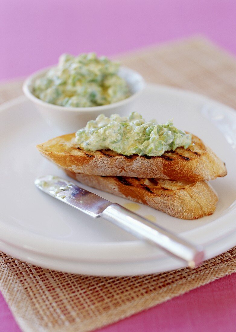 Toasted baguette slices with pea puree