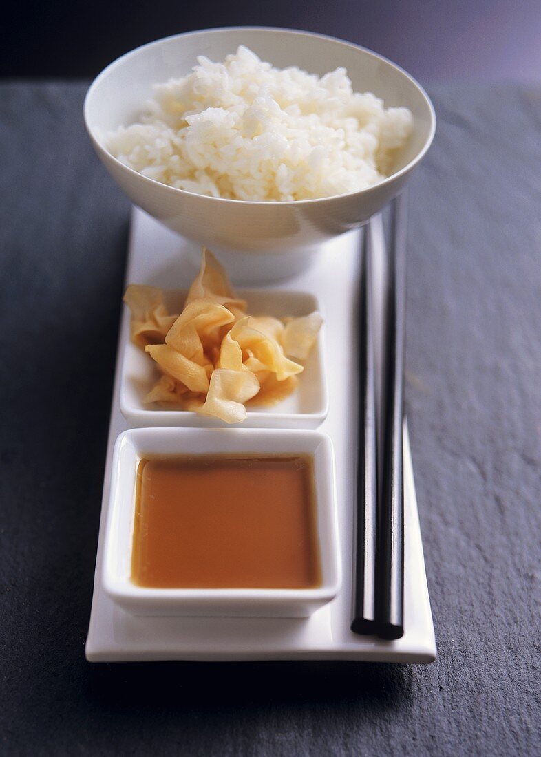 Soja-Dip, Ingwer süß-sauer und Sushi-Reis