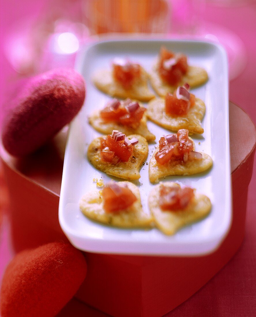 Mürbteig-Parmesan-Kekse mit Tomaten-Zwiebel-Salsa