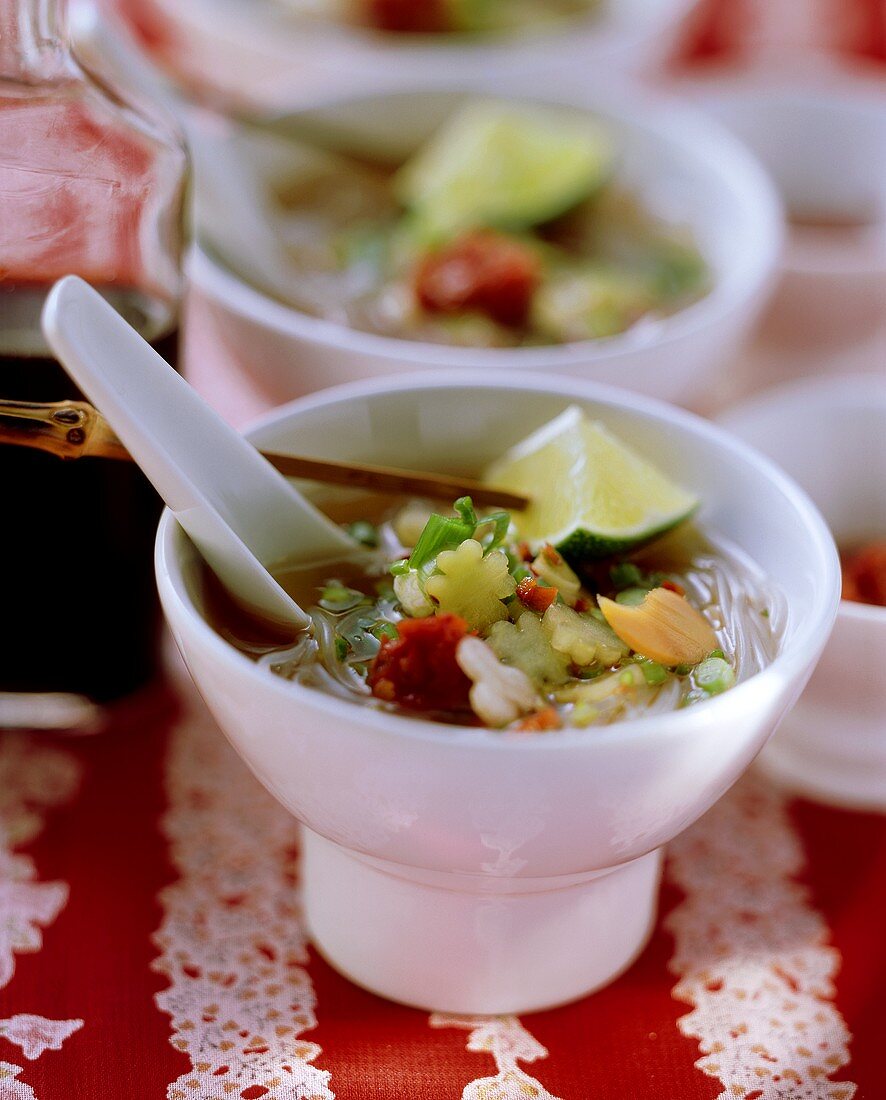 Scharfe Asia-Suppe mit Reisnudeln & Gemüseblumen im Schälchen