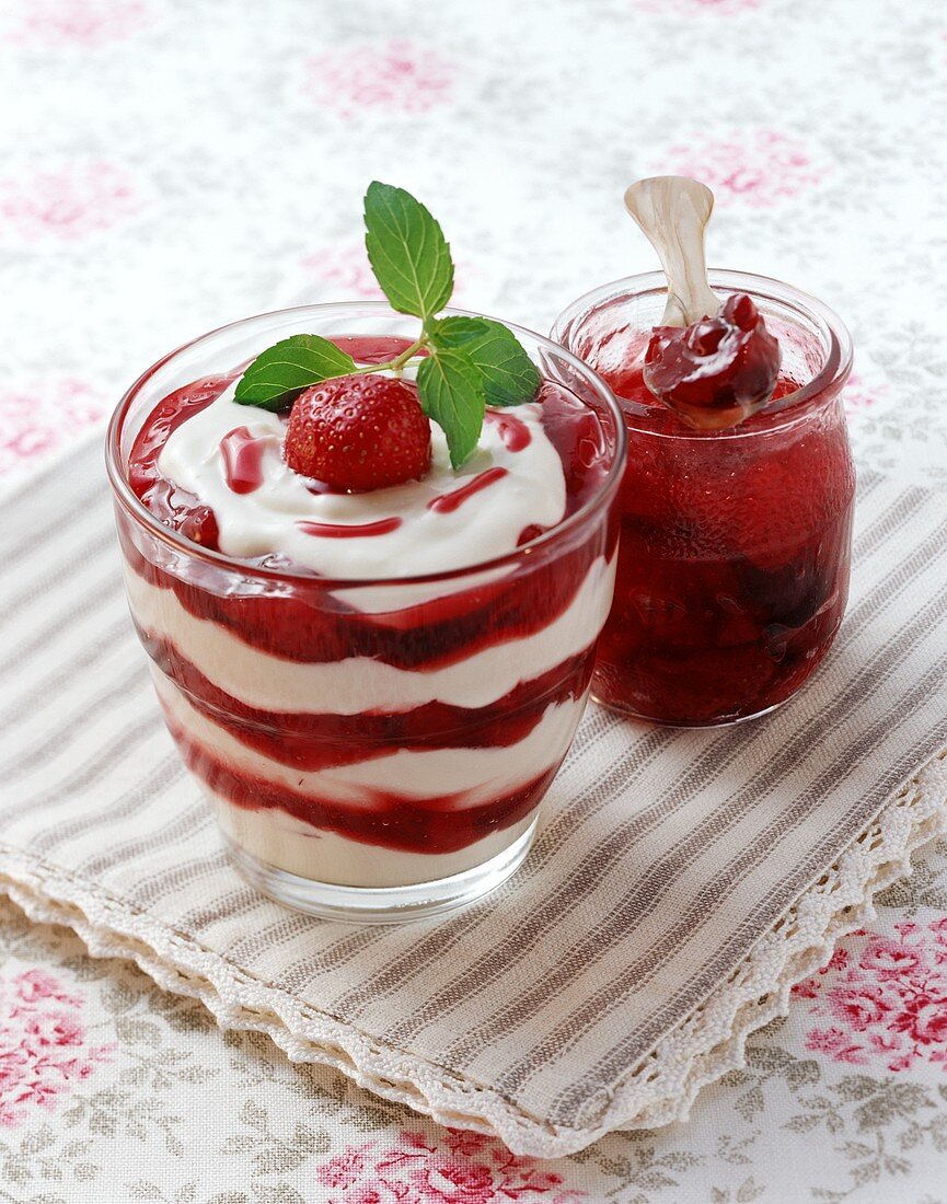 Erdbeer-Quark-Schichtbecher mit Erdbeer-Kirsch-Marmelade