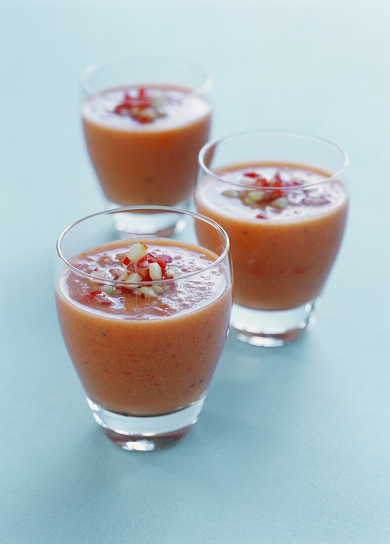 Gazpacho (Kalte spanische Gemüsesuppe) in Gläsern