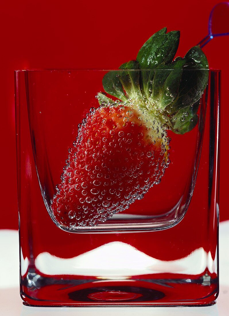 Erdbeere in einem Glas Wassser