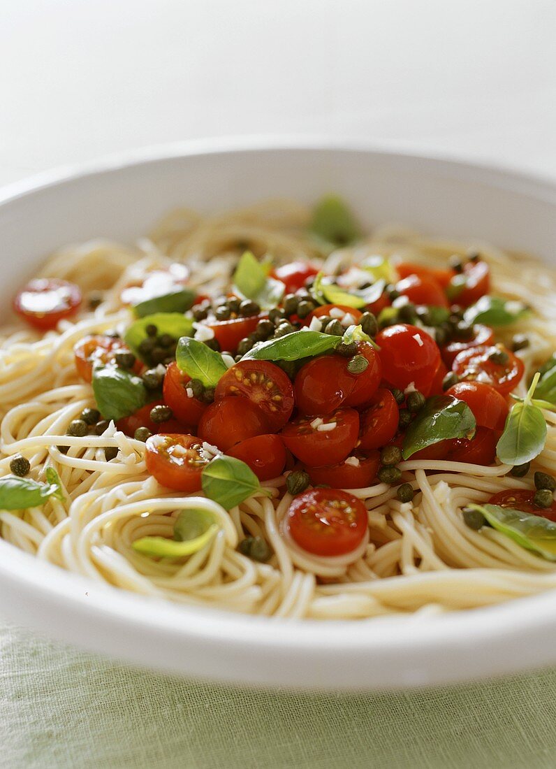 Spaghetti mit frischen Tomaten und Kapern