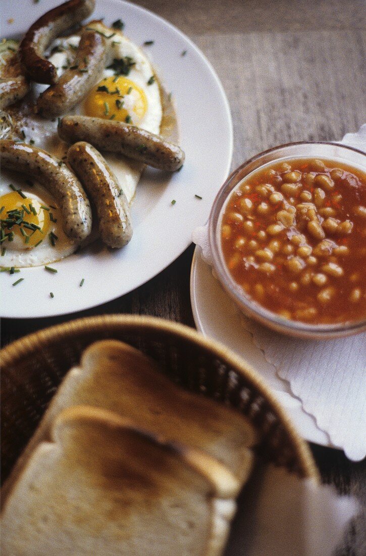 Englisches Frühstück mit Würstchen, Beans und Toast