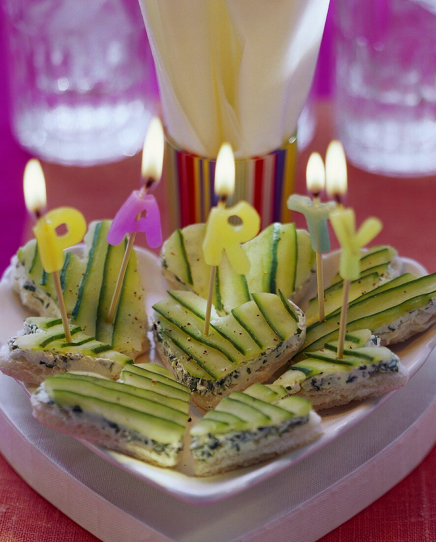 Weißbrot-Frischkäse-Herzen mit Gurkenscheiben als Partysnack