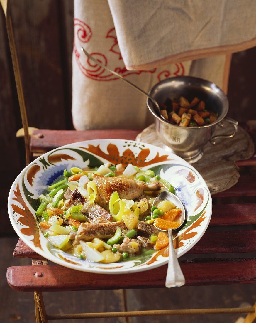 Bunter Bauerntopf mit Schweinefleisch und Hähnchenkeulen